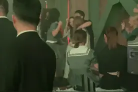 王思聪现身杭州知名酒吧，左拥右抱带着两位美女蹦迪图片