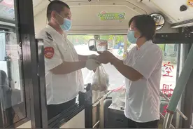 七夕前一天，公交夫妻演绎独有浪漫图片
