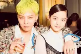 权志龙不管和谁合照都“一脸不屑”，唯独在她面前，显得亲密无间图片