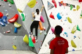 41岁霍启刚玩攀岩，肚子上三层赘肉抢镜，体力还不如老婆郭晶晶图片