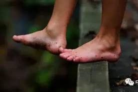 穿跑鞋跑步能让人跑得更快，但是它对人的影响可能弊大于利图片