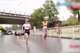主办方回应马拉松递国旗事件：志愿者培训过 举办20余场首次失误视频封面