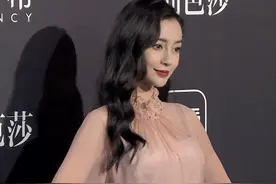 芭莎红毯85花“杀”疯了！吊带深V齐上，杨颖透视裙奚梦瑶翻车图片