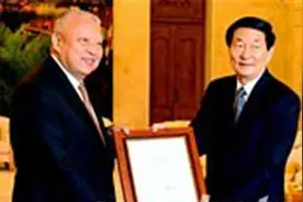 2002年，香港经济遭遇严重困难，朱镕基：我就不相信香港会搞不好图片