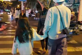 雷佳音罕秀恩爱，外出逛街帮老婆背包，8岁女儿身高优越有气质图片