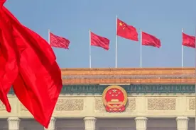 《政府工作报告》中的四字结构用英语怎样表达？图片