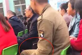 爸爸穿工作服给孩子开家长会，遭其他家长议论：孩子不要面子？图片