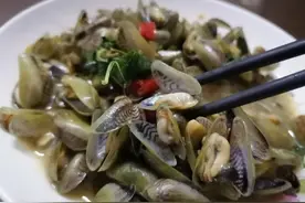 夏季在潮汕地区，最受欢迎的一道菜，金不换炒薄壳，一定要试哦！图片