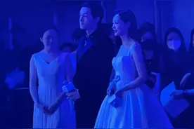 梦回《伪装者》！胡歌宋轶现身晚会，后台说悄悄话展露笑颜超好嗑图片