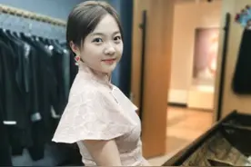 21岁林妙可晒近照，旗袍配宝石富态十足，与平时风格大不同图片