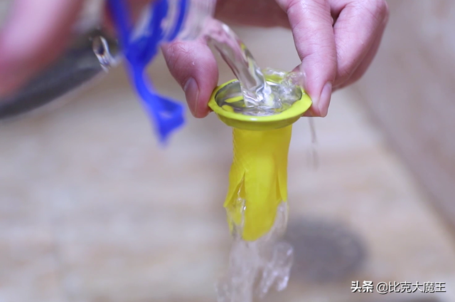 下水道口放一个橡胶手套，太聪明了，解决家家困扰的烦心事，学学