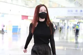张萌胳膊上套黑丝小露香肩，女人味也太足了，这细腰长腿可真火辣图片