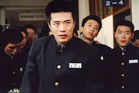 校霸长期欺凌校园学生，老实大男孩忍无可忍，霸气出击图片