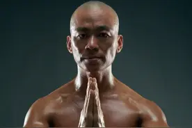 38岁王宝强赤裸上身秀身材，肌肉性感油光锃亮，被指撞款烤鸭图片