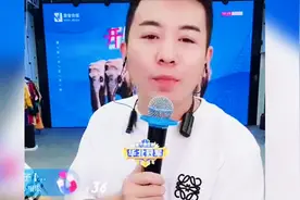 舞帝利哥点亮粉丝牌，刘德华直播时粉丝打字，让他和利哥连麦PK图片