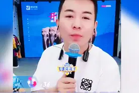 舞帝利哥点亮粉丝牌，刘德华直播时粉丝打字，让他和利哥连麦PK图片