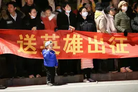 神舟十三号发射现场孩子敬礼送英雄出征图片