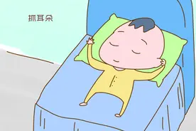 抓耳朵、踢腿、拱背，宝宝肢体语言背后的“潜台词”，宝妈要读懂图片