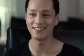 被误解家暴18年，冯远征和妻子秀恩爱的背后，我看到人性丑陋一面图片