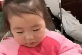 女童啃鸡爪时发现，自己的小手和鸡爪很像，网友：鸡爪突然不香了图片