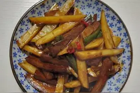 土豆和它一起炒，不信你没有流口水，营养很全面，全家人都爱吃图片
