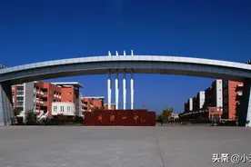 教师还是禽兽，家长又恨又怒，山东一中学老师涉嫌性侵多名女生图片