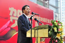 从水泥搬运工，逆袭为湛江首富，他身价百亿坐私人飞机回家探亲图片