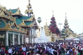 缅甸仰光民众在大金寺庆祝结夏点灯节 表达对佛陀的尊敬视频封面