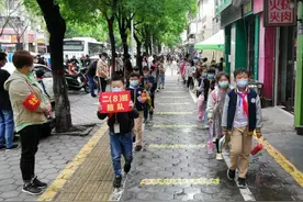 许昌市古槐街小学：家长护学岗 撑起保护伞图片