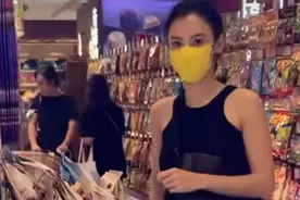 41岁张柏芝美到像吃防腐剂！穿破洞牛仔裤超辣，逛街自带巨星光环图片