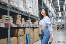 美女仓库管理员空闲时刻拍摄图片