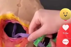 儿子四岁生日，妈妈用橡皮泥模拟剖腹产，网友直呼“太硬核”图片