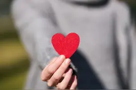 女人心甘情愿地被你撩的信号：三方面默许图片
