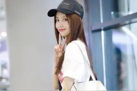 佟丽娅越来越嫩了，白T搭背带裤俏皮可爱，少女感爆棚图片