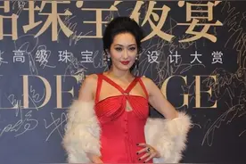 孟广美身材成熟迷人，背带礼服配皮草披肩，“姐姐”气场显韵味图片