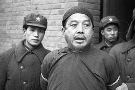 青帮老大袁文会，1950年被处死刑，围观群众：毛主席给我们报了仇图片