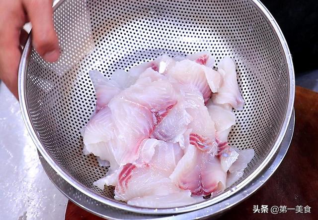 白菜和草鱼一起做，原来这么好吃，掌握这个关键，汤汁浓白鲜香