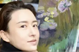 央视名人张蕾素颜露面，皮肤紧致如剥壳鸡蛋，晒自画作获赞有才气图片
