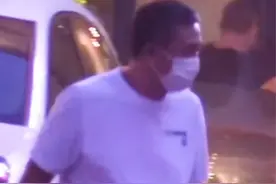 51岁张嘉益疑似病情加重，背影佝偻走路直不起身，饱受折磨已26年图片