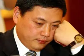 我国包飞机第一人，靠烂尾楼改造净赚一亿，38岁因病早逝图片