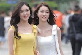 双胞胎姐妹花“连体裤”，清新佳丽，彰显迷人气质图片