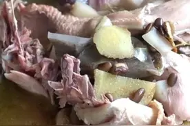 山东大爷用王八炖鸡，制作从来不放盐，24小时不停歇，全国独一份图片
