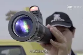  机场驱鸟人：她与16000只鸟斗智斗勇，用“激光枪”和鞭子赶鸟 图片
