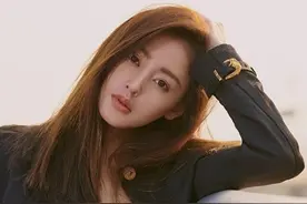 张天爱裹胸蕾丝炸翻机场！还是那么的敢穿，有女王潜质。 ​​​图片