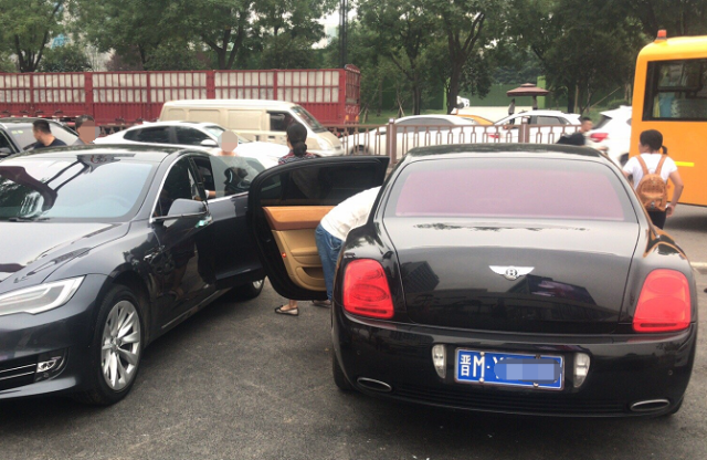 贵族学校开始报名，门口停的都是BBA，一年的学费就要15万