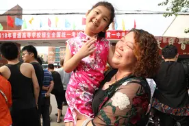 当年为舅舅高考加油助威，穿旗袍的小女孩，10年后也将迎来高考图片