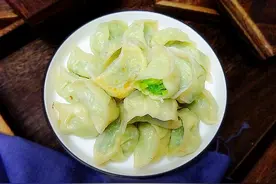 水煎饺就做西葫芦香菜馅，简单快捷，多汁鲜香，好吃不长胖图片