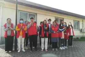 河南护理职业学院组织青年学生走进敬老院开展志愿服务活动图片