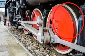 蒸汽火车轮子为什么是红色的，还多出一块“铁”？图片