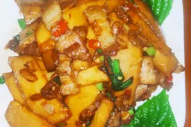 又酸又“臭”的酸笋，加上肥肉、虾米炒1碟，脆嫩酸鲜，好吃美味图片